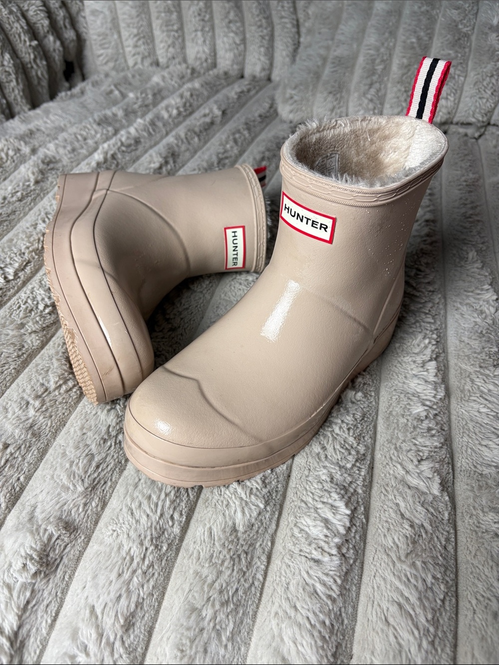 Hunter PLAY Short Fleece-Lined Rain Boots in Light Beige with Red Pull Tabs - Picture 3 of 9